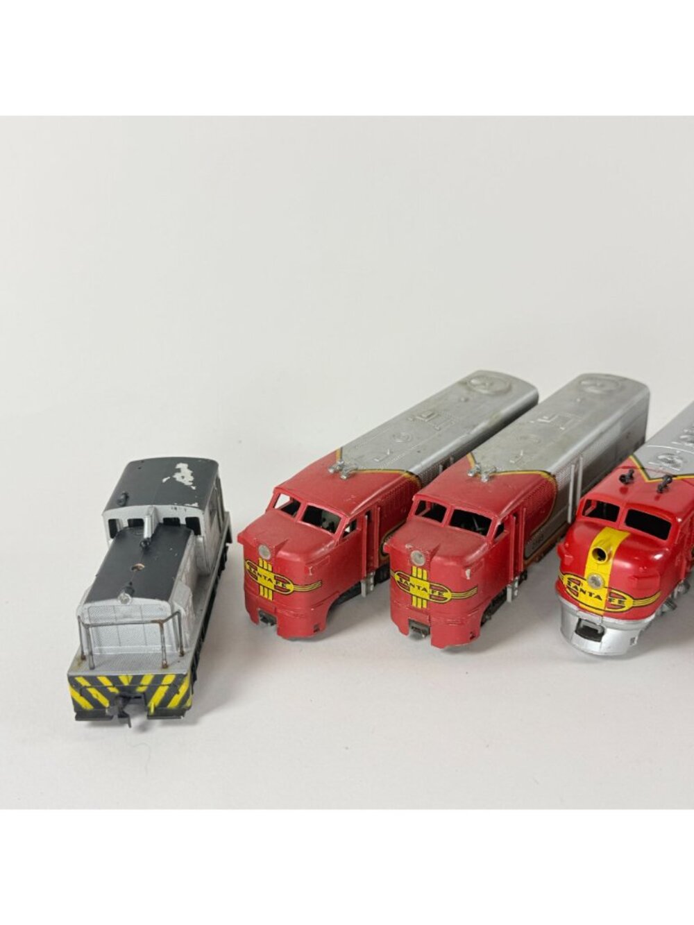 HO Locomotives Lot of 8 Santa Fe Burlington Rock Island & Others Parts As Is - Picture 8 of 10